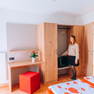 Blick auf den Kleiderschrank im Elternschlafzimmer der Wohnung Apfel