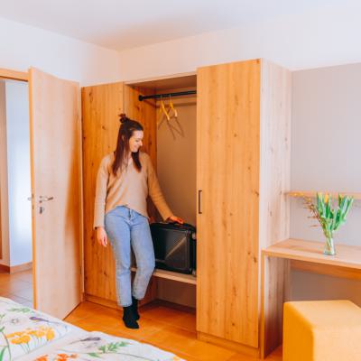 Blick auf den Kleiderschrank des Elternschlafzimmers der Wohnung Birne