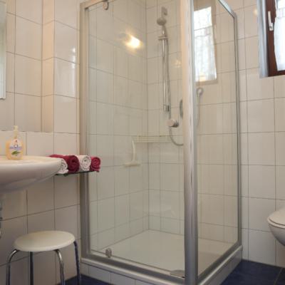 Badezimmer der Wohnung Himbeere