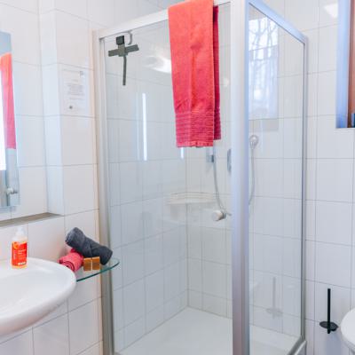 Badezimmer der Wohnung Himbeere